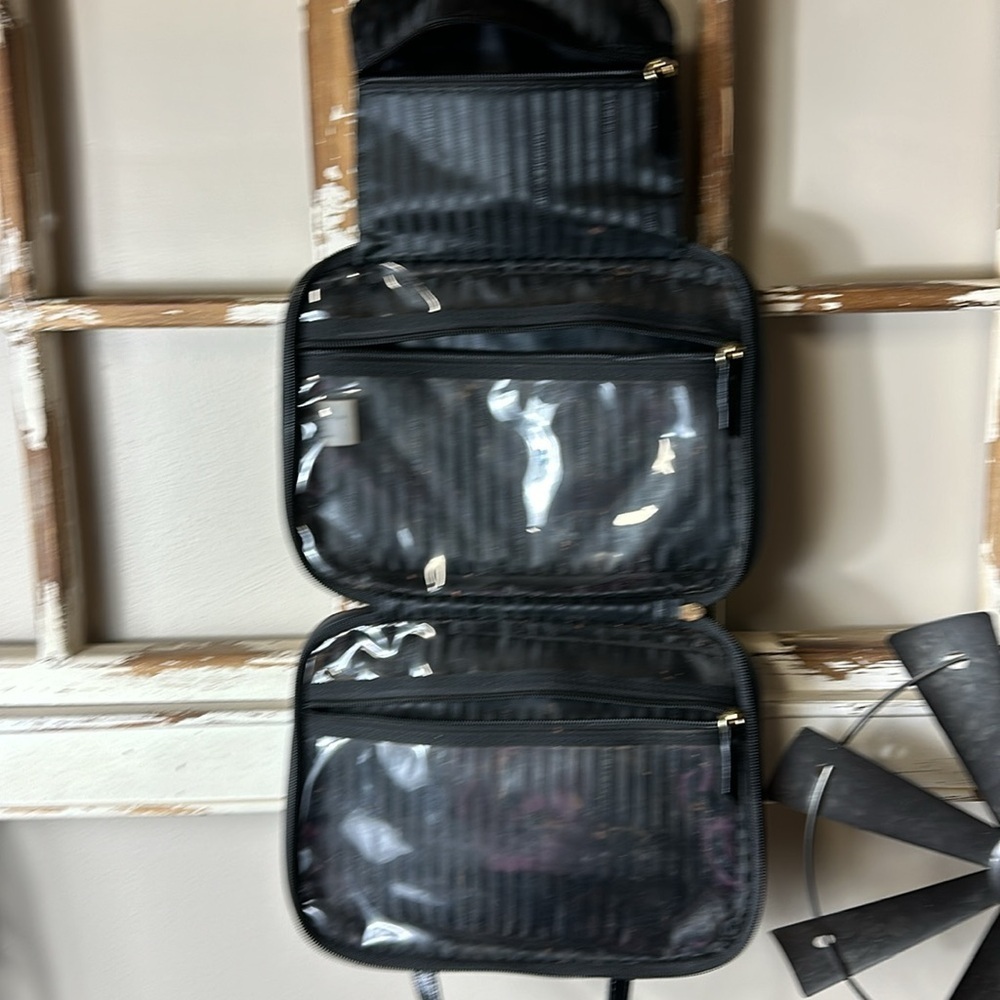 Victoria secret hanging cosmetic bag preowned great condition.Needs a little cl - Picture 4 of 6